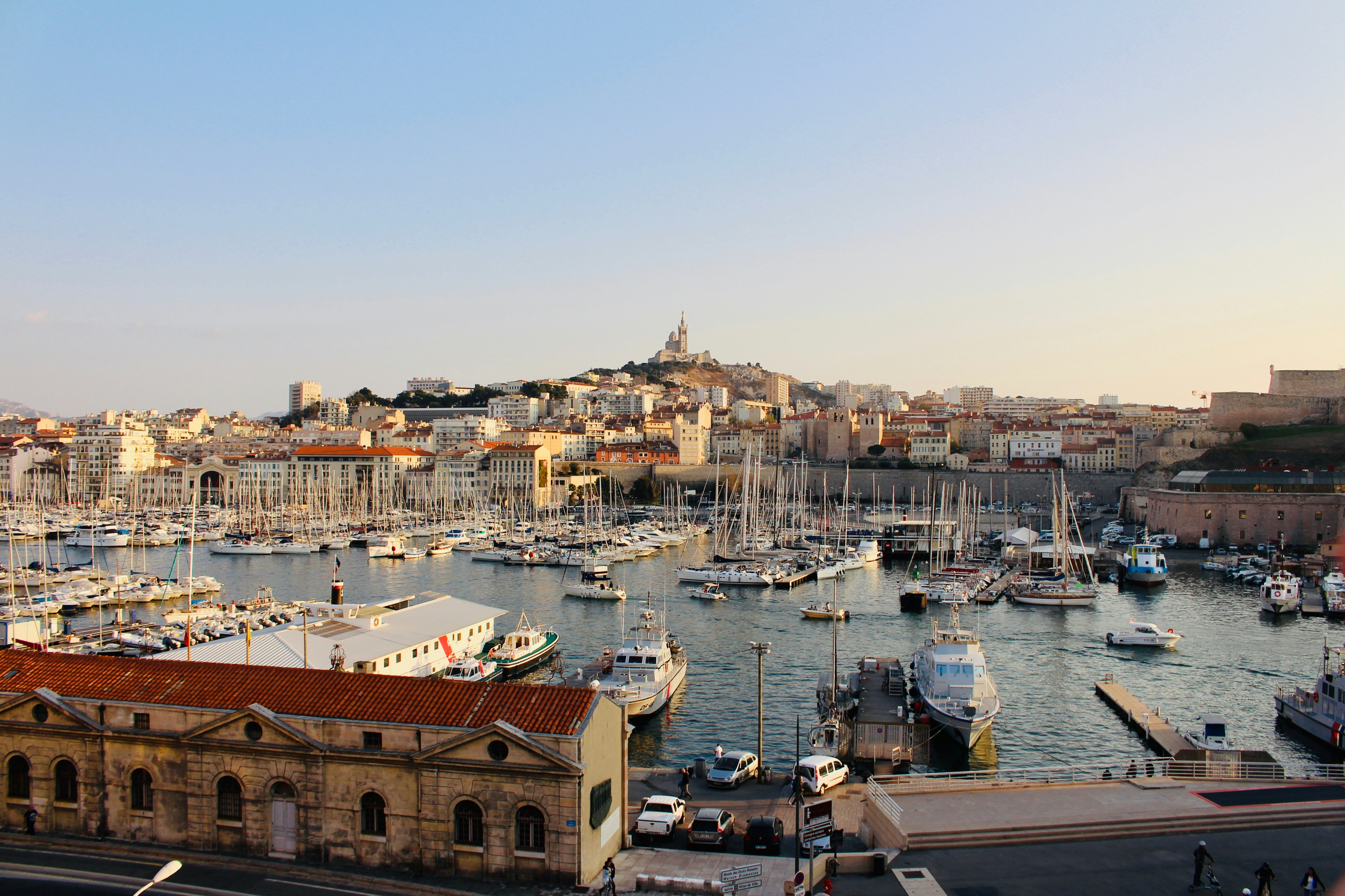 Rue typique du centre-ville de Marseille
