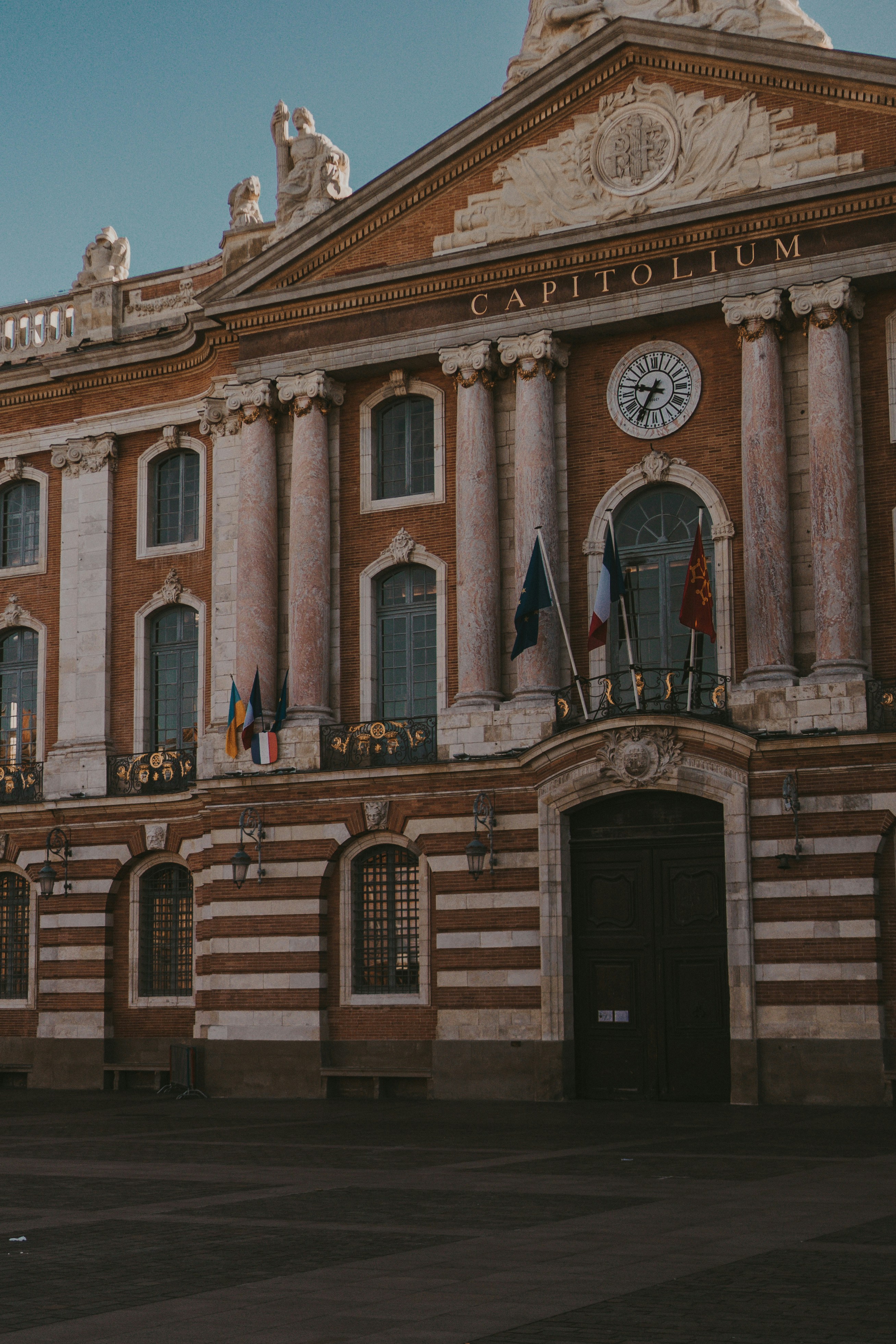 Rue typique de Toulouse avec la basilique Saint-Sernin en fond