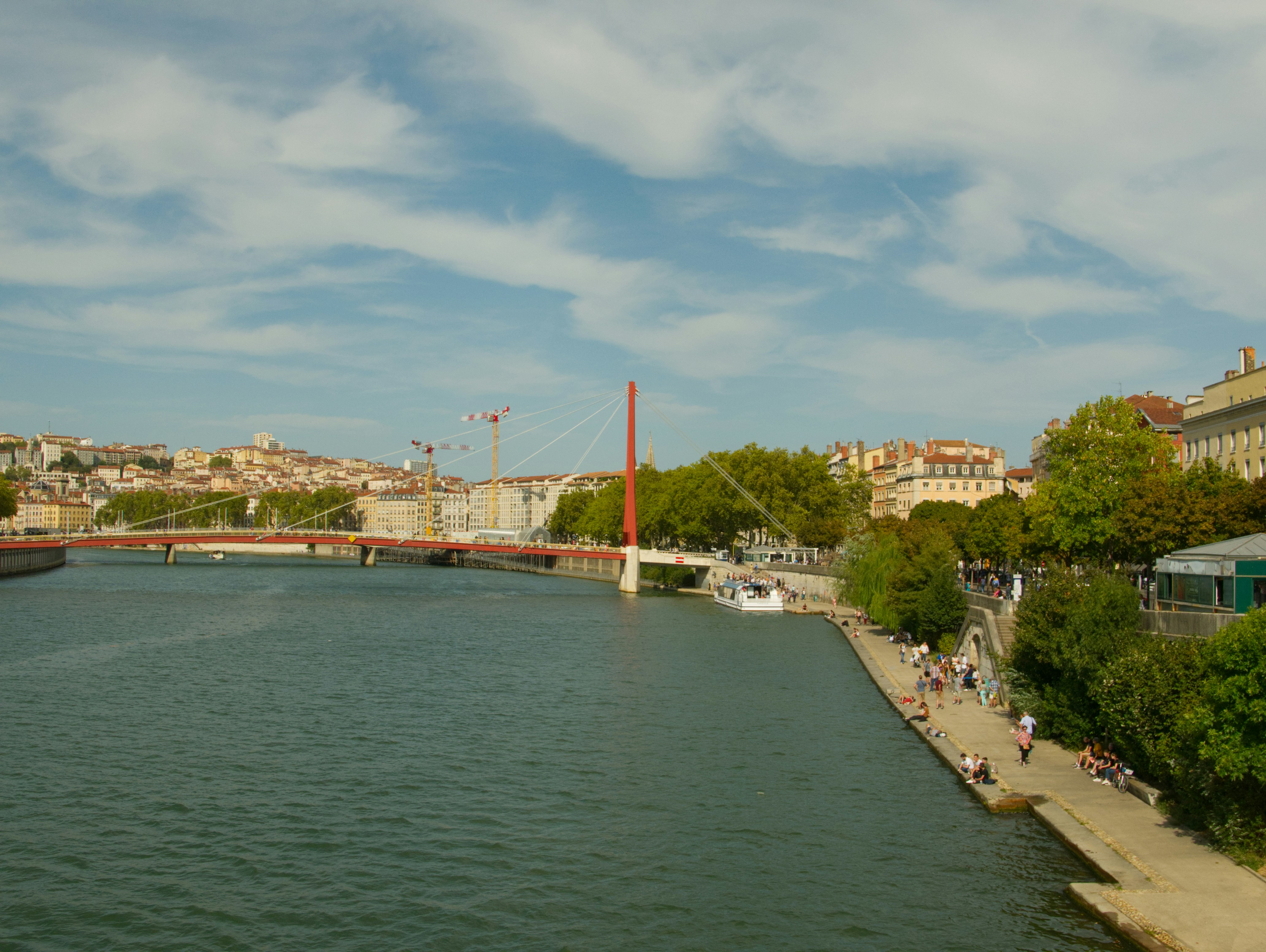 Les quais de la Saône à Lyon avec vue sur la Croix-Rousse